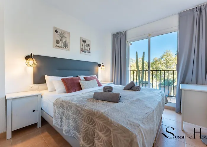 Mountain Views, Pool & Rooftop, Cozy 2br For 6